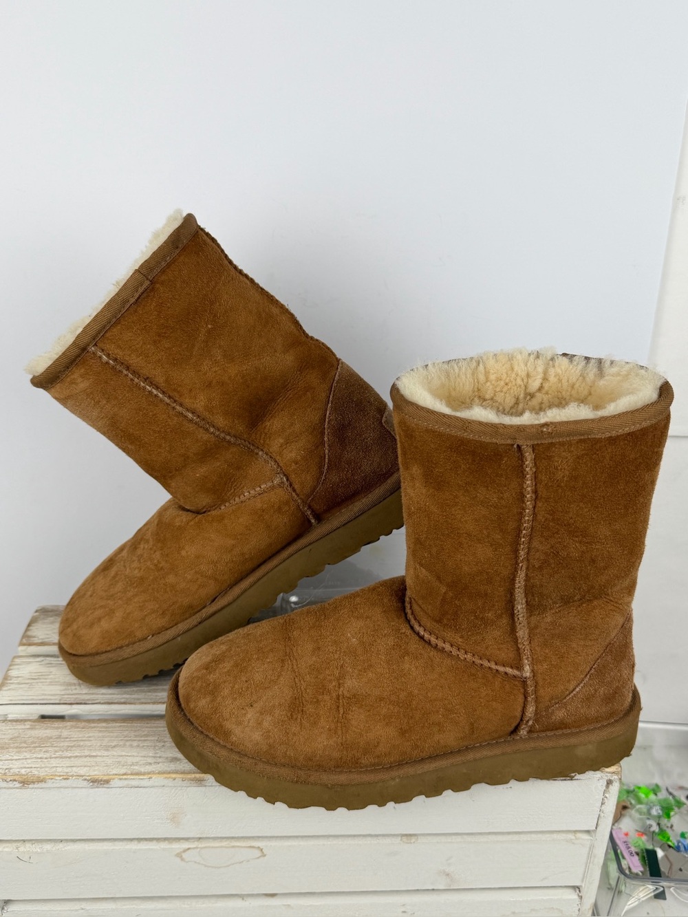 UGG Classic Short boots featuring a plush sheepskin lining women’s size 7 - Picture 5 of 13